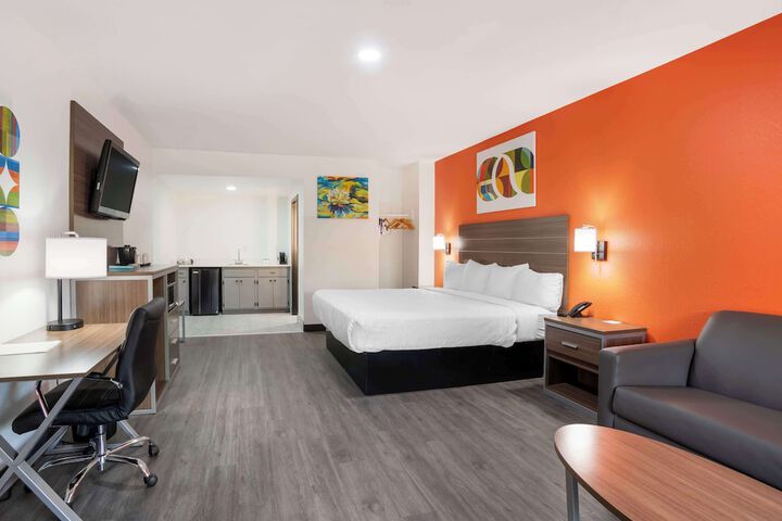 1 King Bed Microwave and Refrigerator WiFi Continental Breakfast (15 of 34)