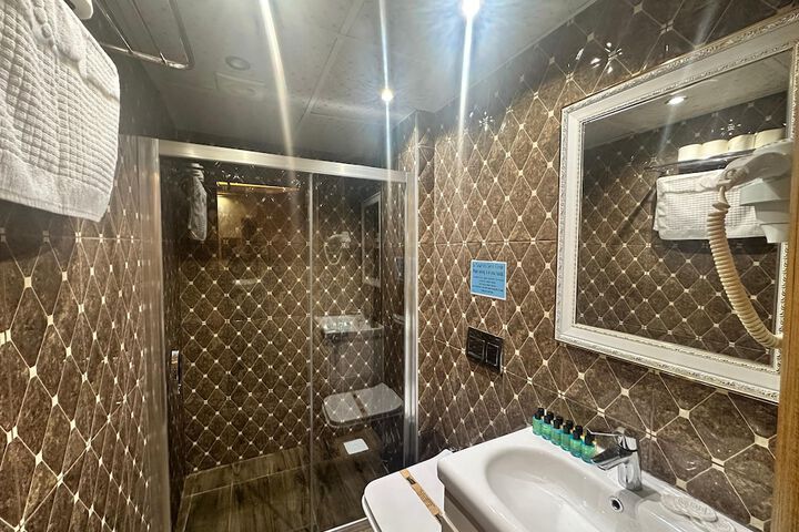 Room 52 of 170
