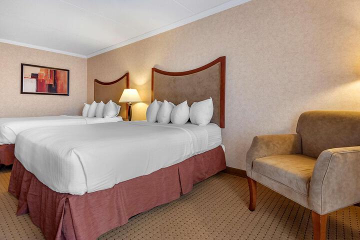 1 Queen Bed Mobility Accessible Communication Assistance Bathtub View Full Breakfast (5 of 20)