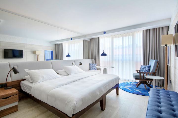 Room 52 of 167
