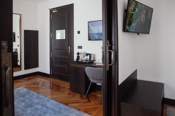 Room 32 of 85