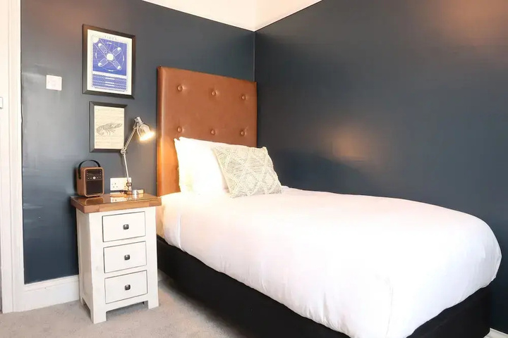 Room 4 of 14