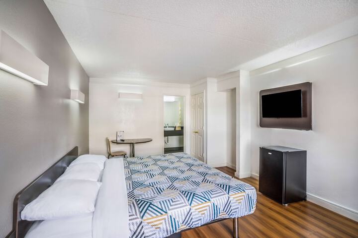 King Room Disability Accessible (2 of 3)