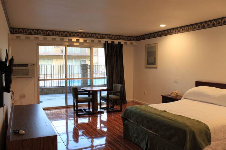 1 King Bed (5 of 5)