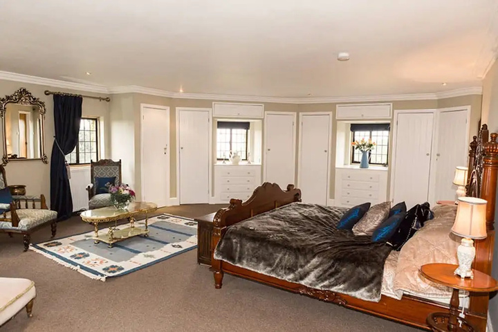Room 2 of 2