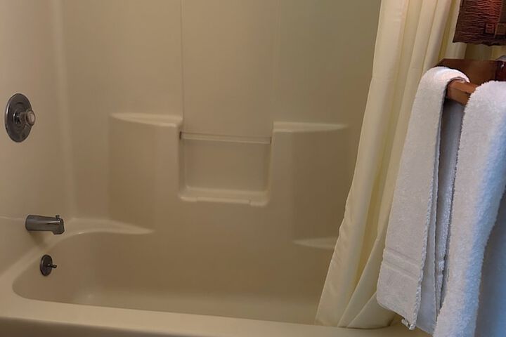 Room 5 of 9
