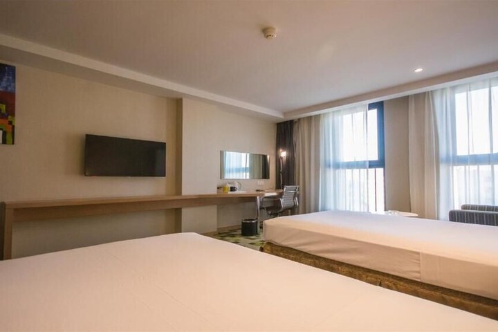 Room 16 of 42