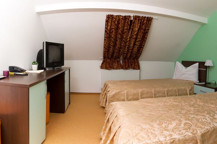 Room 10 of 22
