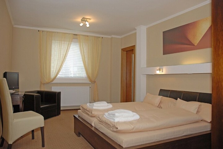 Room 5 of 33