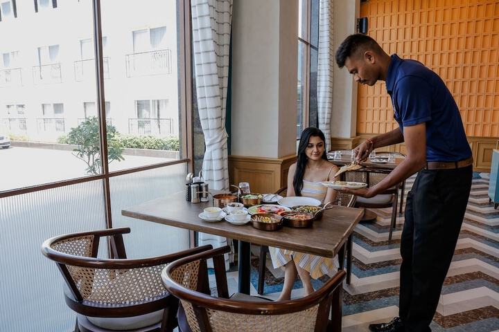Dining 4 of 10
