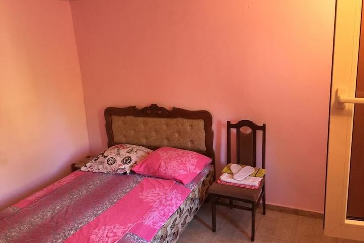 Room 6 of 25