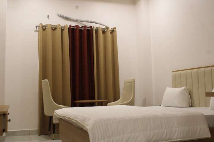 Room 5 of 16