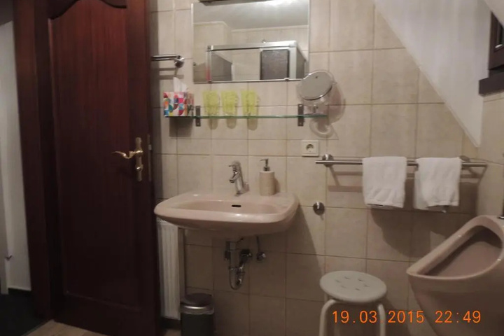 Room 4 of 16