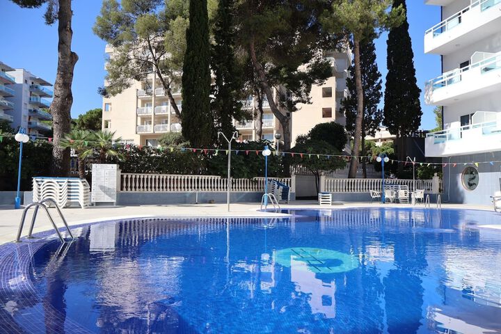 Hotel with Pool