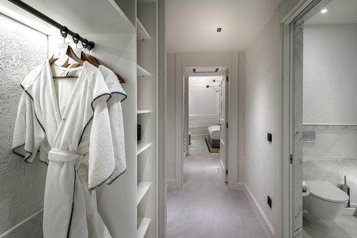 Room 15 of 261