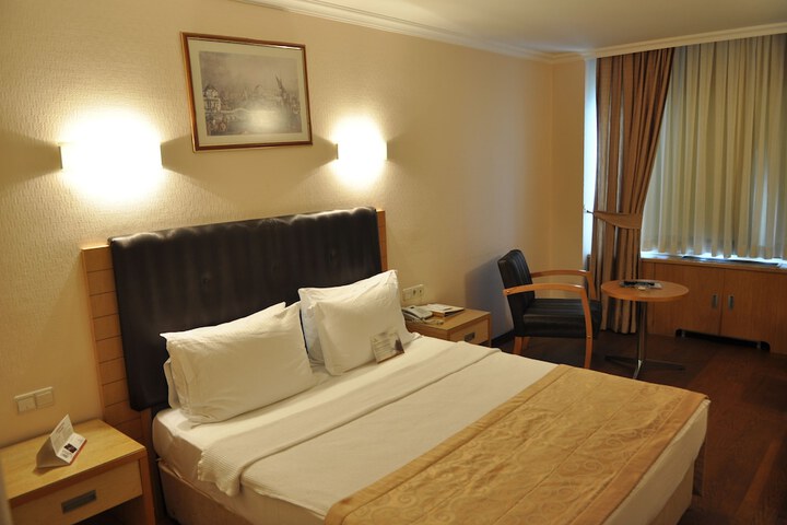 Room 6 of 34
