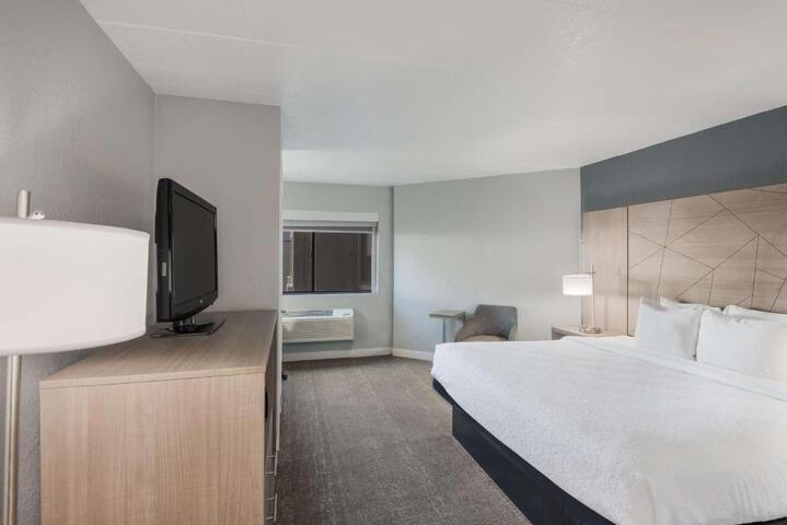 1 King Bed High Speed Internet Accessible Microwave and Refrigerator Chair with Ottoman Desk Full Breakfast (31 of 31)