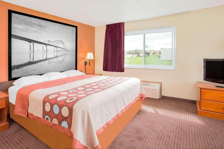 1 King Bed (6 of 24)