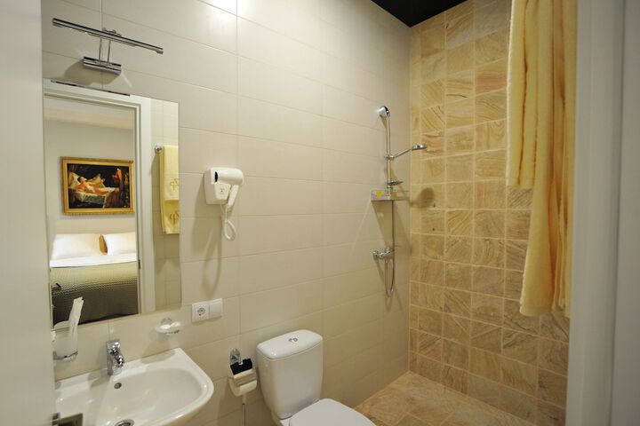 Room 6 of 9