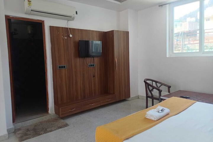 Room 6 of 33