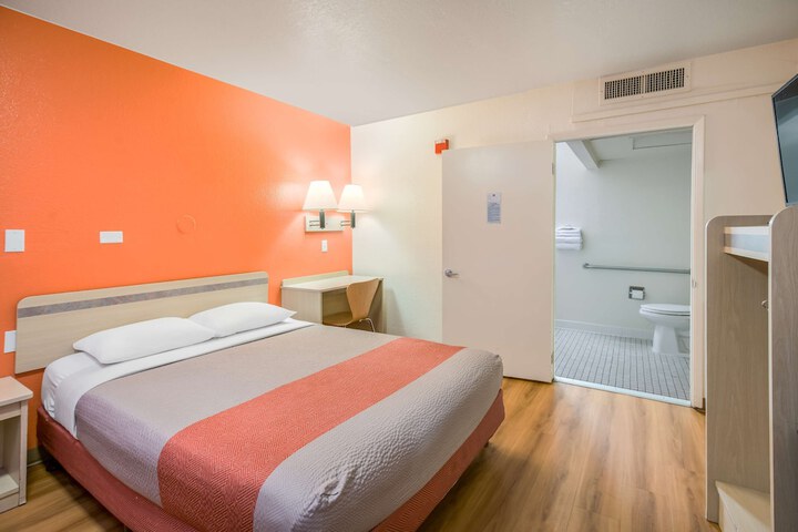 1 Queen Bed (12 of 16)