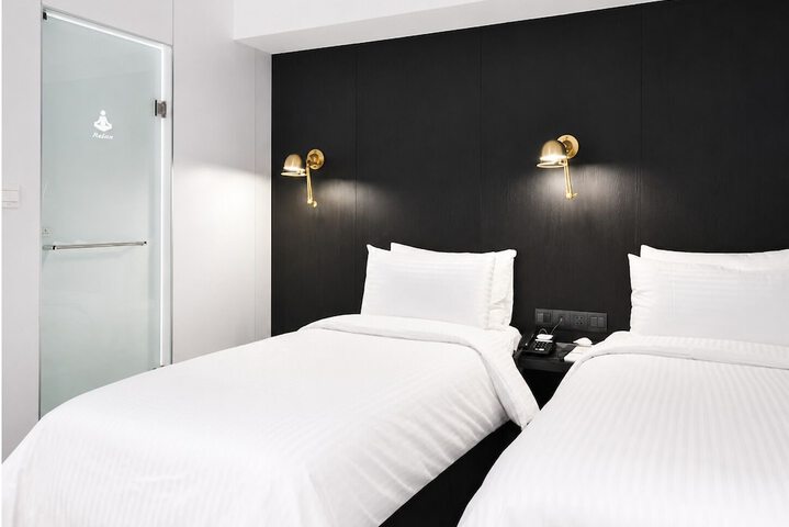 Room 32 of 59
