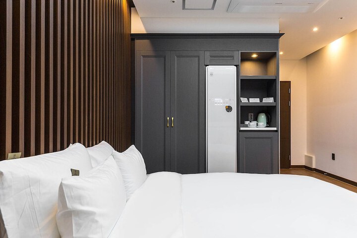 Room 12 of 77