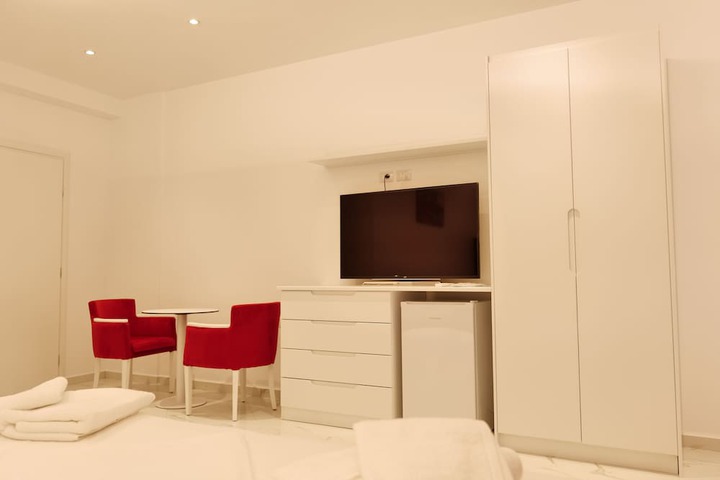 Room 16 of 38