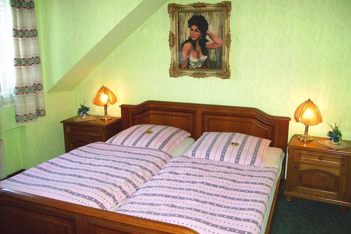 Room 6 of 12