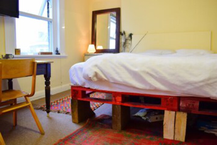 Room 8 of 10