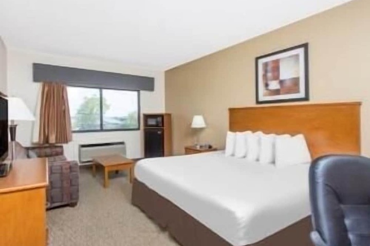 1 King Bed (2 of 6)