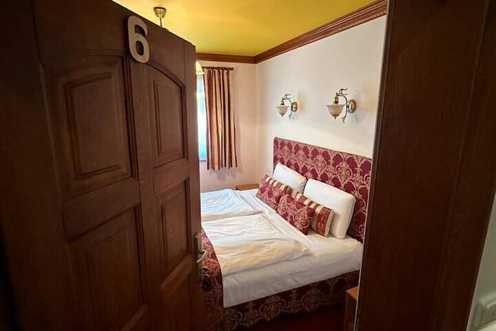 Room 27 of 106