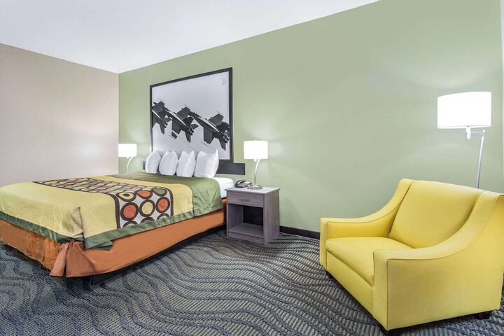 1 King Bed (1 of 11)