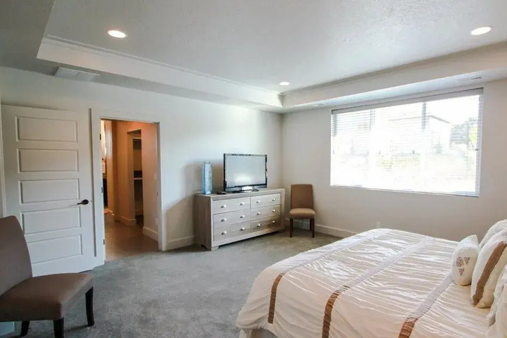 Room 5 of 18