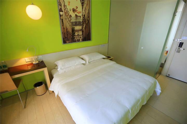 Room 6 of 43