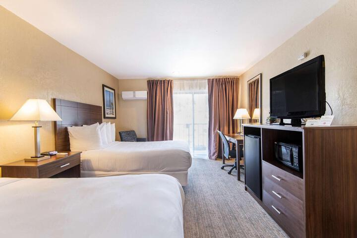 2 Double Beds (10 of 12)