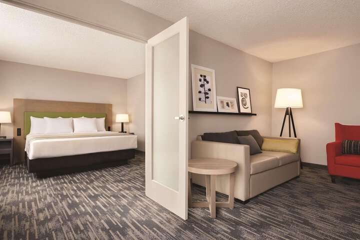 1 King Bed (5 of 10)