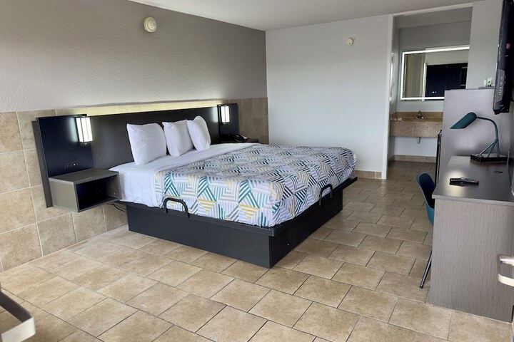 Room 9 of 39