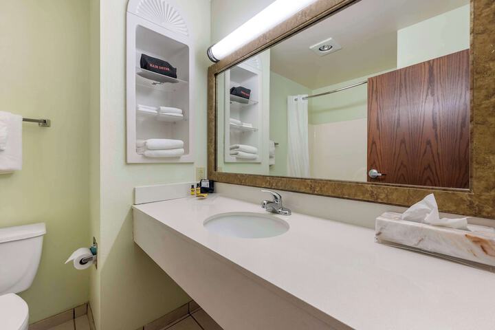1 King Bed Microwave and Refrigerator Work Desk WiFi Full Breakfast (6 of 16)