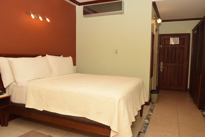 Room 4 of 48