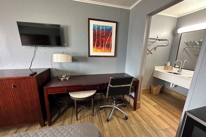 Room 13 of 18