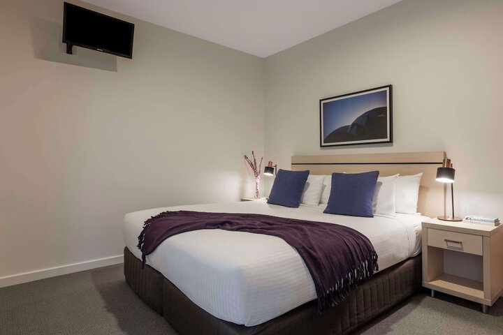 Room 27 of 104