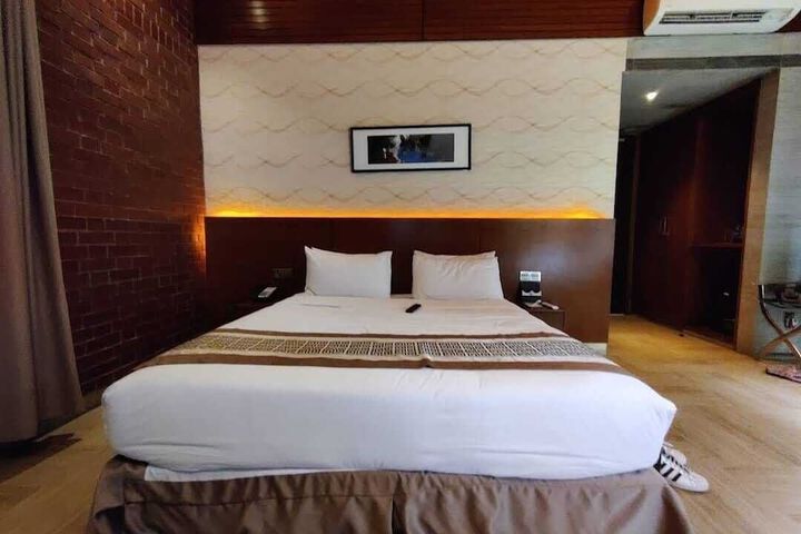 Room 2 of 10