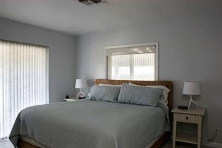 Room 6 of 32
