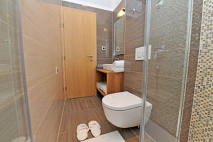 Room 25 of 183
