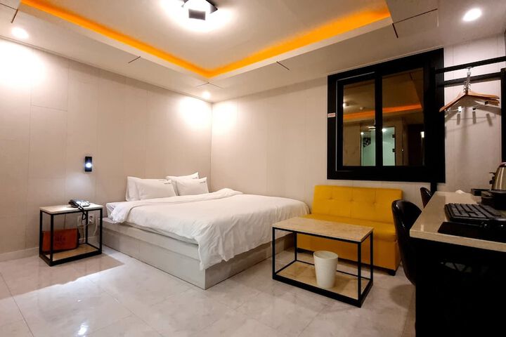 Room 9 of 15