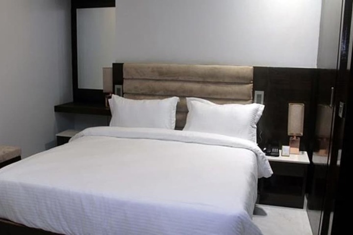 Room 8 of 27