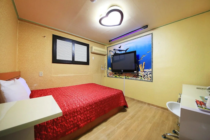 Room 7 of 13