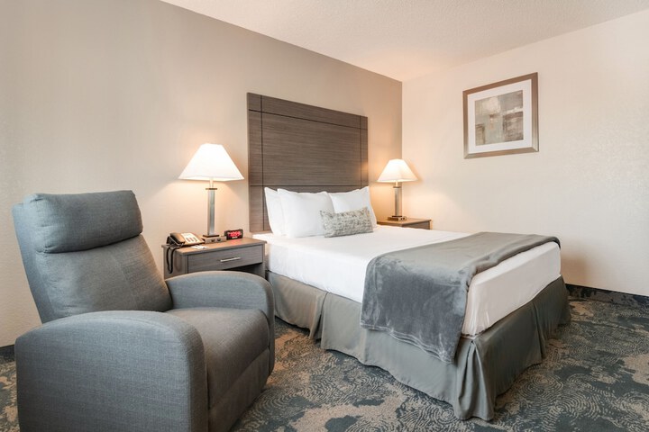 1 Queen Bed (3 of 9)