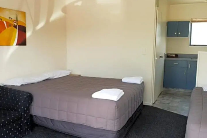 Room 6 of 14